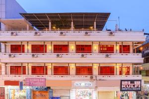 蓬蒂切里Itsy Hotels Red Lotus Heritage, Promenade Beach的一座大建筑,在城市里装有红色窗户