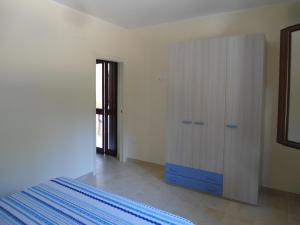 维耶斯泰Appartamento Bilocale a 200 m dalla spiaggia的卧室配有白色衣柜和蓝色梳妆台