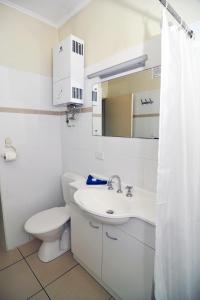 维拉港珊瑚礁汽车旅馆&公寓酒店的白色的浴室设有卫生间和水槽。
