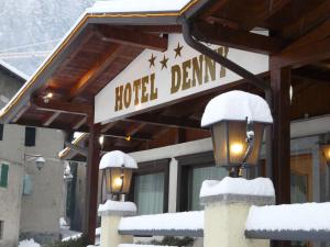 平佐洛丹尼酒店 的雪中酒店标志