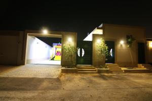 布赖代Dorrat Al Nakheel Chalet的一座晚上有楼梯和灯光的建筑