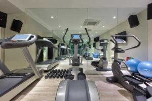 古尔冈阿塔拉酒店的一间健身房,里面配有跑步机和有氧运动器材