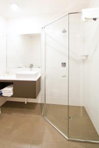 古尔本驿馆汽车旅馆的一个带水槽的玻璃淋浴间