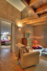 阿兰尼亚·瓦尔塞西娅Hotel Cristallo的带沙发的客厅和卧室