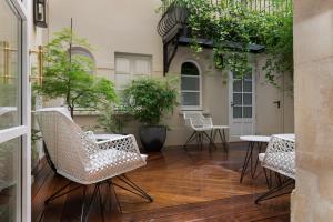 巴黎米雷西姆酒店的庭院设有桌椅和植物