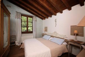 加尔多内-里维耶拉Premignaga Natural Home的一间卧室配有一张床、一张书桌和一个窗户。