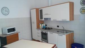 博拉泰Emi Apartment的一间带水槽和微波炉的小厨房