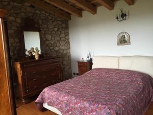 阿尔库阿佩特拉尔卡Holiday House Petrarca的一间卧室配有一张床、梳妆台和镜子