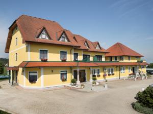乌特普伦斯塔滕沙晨瓦尔德餐厅酒店的红色屋顶的大型黄色建筑