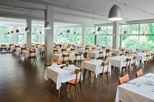 阿夸桑塔泰尔梅Terme di Acquasanta Hotel Italia & Spa的一间设有白色桌椅的用餐室