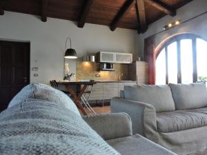 Case BruciateCascina Volpona的带沙发的客厅和厨房