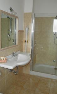 利卡斯戴勒海盗酒店的一间带水槽和淋浴的浴室