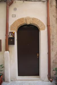 塔兰托Casa Vacanze Stella Maris的建筑物一侧的黑色门
