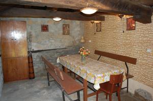 加布罗沃Holiday Home Lyubovo的用餐室配有桌椅和鲜花