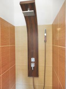 斯普利特Orange Bamboo Suite的带淋浴的浴室(带木墙)