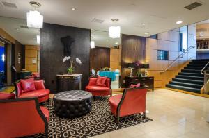 华盛顿毕考酒店及公司宿舍的大堂设有红色椅子和楼梯间
