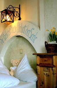 因斯布鲁克格森斯阿尔卑斯艺术酒店的睡在床上的泰迪熊
