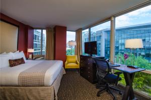 华盛顿毕考酒店及公司宿舍的酒店客房配有一张床和一张书桌及一台电视