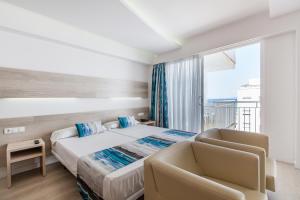 埃尔阿雷纳尔格拉西亚酒店的一间卧室配有一张床、两把椅子和一个窗户