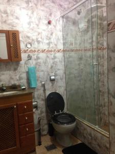 里约热内卢Méier House的一间带卫生间和玻璃淋浴间的浴室