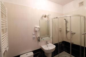 莫德林安娜机场家庭式酒店的一间浴室