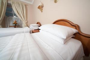 阿斯博伊Darnley Lodge Hotel的卧室内两张并排的床