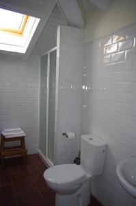 里瓦德塞利亚奥布德尔宾馆的白色的浴室设有卫生间和水槽。