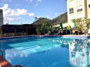 伊泰帕瓦格兰哈巴西度假酒店的大楼前的大型游泳池