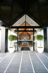 皮里港艾伦酒店 的建筑里两棵盆栽的走廊