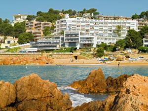 滨海托萨Gran Hotel Reymar的享有海滩和大楼的景色