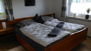 柯尼希斯湖畔舍瑙贝格雷赫公寓的床上有两张枕头,有毯子