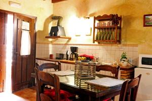 Apartamentos Rurales La Solana的厨房或小厨房
