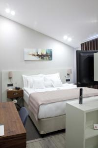 代尼兹利卡萨边卡酒店的一间酒店客房,配有一张床和一台电视