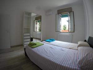 博洛尼亚CornerApartment III的一间卧室配有一张大床和镜子