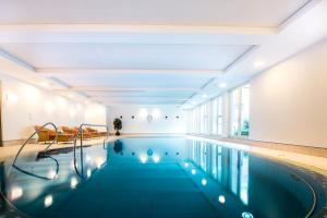 波恩列诺努集团酒店的一座有背景的人的建筑中的游泳池