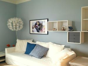 吉法Belvilla by OYO Casa Marina a Ghiffa的客厅配有白色沙发,墙上挂着一幅画
