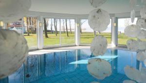 滨湖波德斯多夫Seewirt & Haus Attila的客房设有带玻璃窗的游泳池