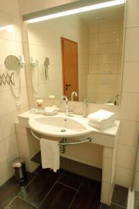 格罗斯堡韦德马克提克尔肯酒店的白色的浴室设有水槽和镜子