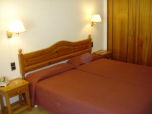 罗瑞公寓式酒店客房内的一张或多张床位