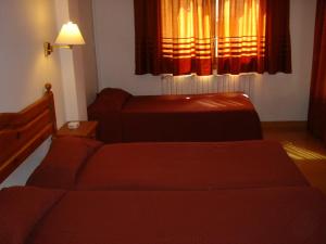 罗瑞公寓式酒店客房内的一张或多张床位