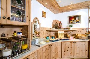 伊施格尔Hotel Garni Siegele - Silvretta Card Premium Betrieb的厨房配有木制橱柜和台面
