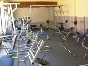 基尔科沃Guesthouse Avenue的健身房里有很多健身器材