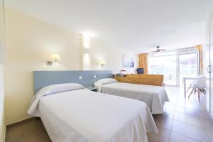 马斯帕洛马斯埃尔卡普里科公寓酒店的医院的两张床位,带桌子