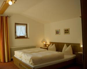 盖洛斯Gästehaus Elfriede旅馆的卧室配有一张大白色床和窗户