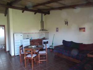 阿尔米隆温泉El Remanso De Almiron的客厅配有桌子和沙发