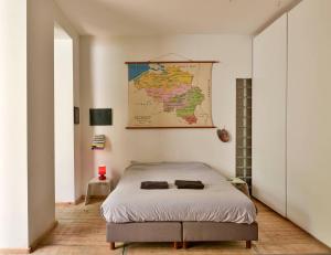 布鲁塞尔B'Kanal的卧室配有一张壁挂图床