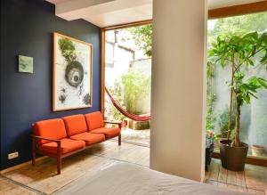 布鲁塞尔B'Kanal的窗户客房内的橙色沙发