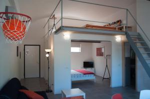 斯培西亚莱万特公寓式旅馆的带高架床和篮球架的房间