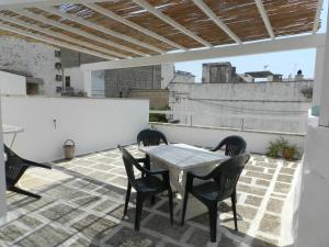 塔维亚诺Casa Corte con Terrazza的屋顶上带桌椅的天井