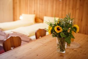 乌尔里兴努费恩酒店的木桌边的向日葵花瓶
